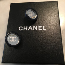 Charger l&#39;image dans la galerie, Chanel, boucles d’oreilles clips CC collection croisière 1995
