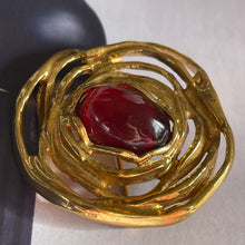 Charger l&#39;image dans la galerie, YSL, très belle broche tourbillon en métal doré et cabochon de résine rouge
