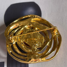 Charger l&#39;image dans la galerie, YSL, très belle broche tourbillon en métal doré et cabochon de résine rouge
