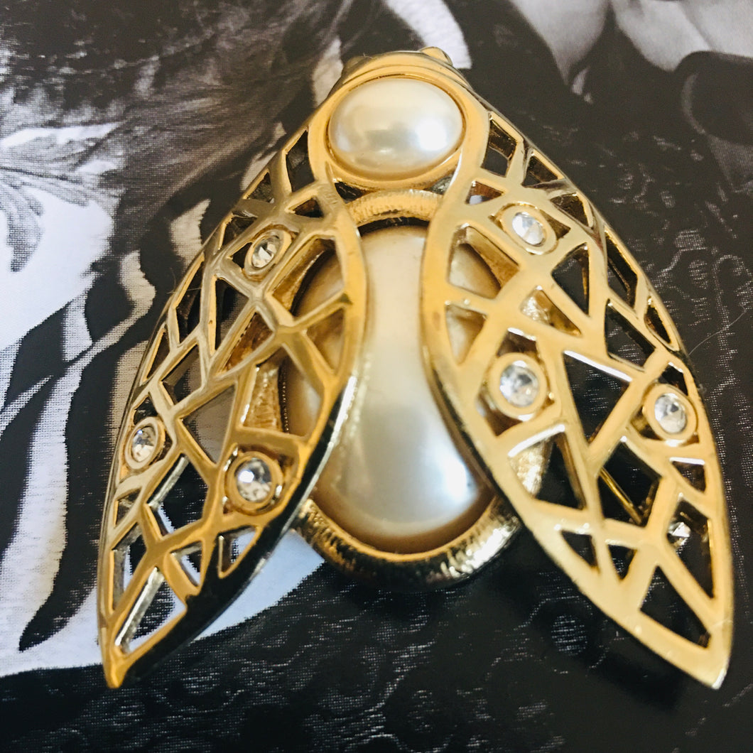 Christian Dior, grosse broche cigale en métal doré, perles et pierres blanches