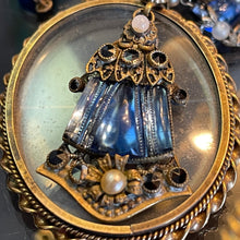 Charger l&#39;image dans la galerie, Ravissant collier ancien en métal et perles de verre bleues, circa 1920/1930
