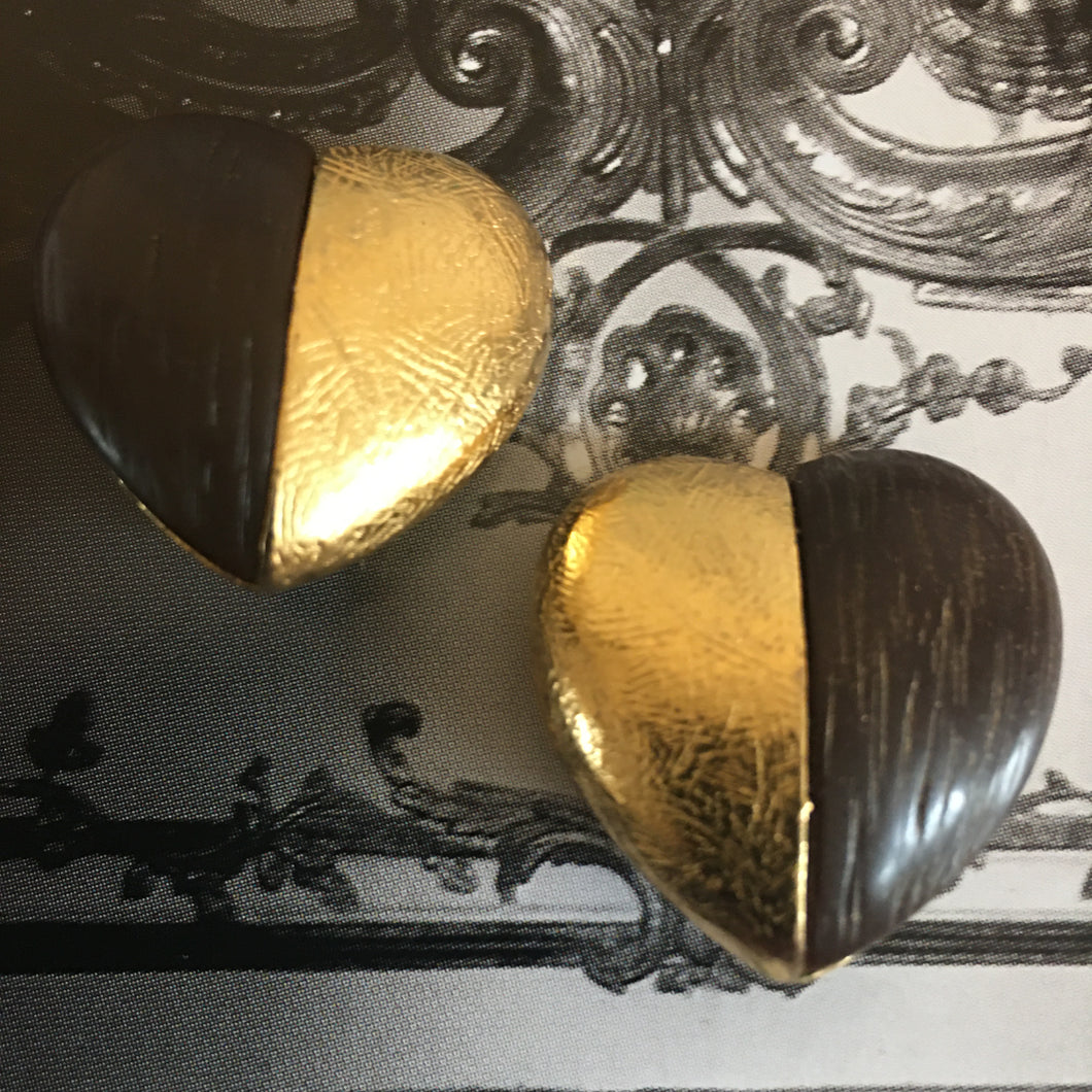 YSL, rares boucles clips cœurs bicolores en métal doré et bois précieux