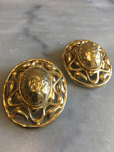 Charger l&#39;image dans la galerie, YSL, grosses boucles d’oreilles vintage couture en métal doré

