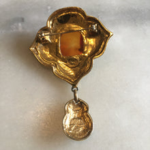 Charger l&#39;image dans la galerie, Georges Rech, grande broche vintage couture métal doré et résine
