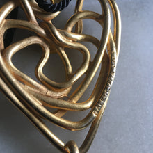 Charger l&#39;image dans la galerie, BALANCIAGA, collier sautoir grand coeur en fil de métal doré entrelacé
