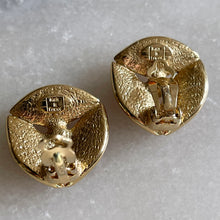 Charger l&#39;image dans la galerie, YSL, ravissantes petites boucles clips vintage en métal doré et résine rouge
