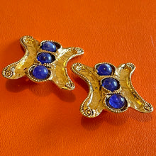 Charger l&#39;image dans la galerie, Kalinger, belles boucles clips vintage couture métal doré et cabochons rouges, bleus ou violets

