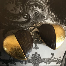 Charger l&#39;image dans la galerie, YSL, rares boucles clips cœurs bicolores en métal doré et bois précieux

