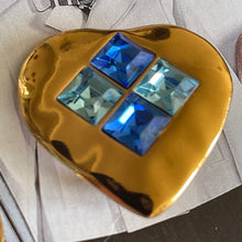 Charger l&#39;image dans la galerie, YSL par Goossens, sublimes boucles cœurs en métal doré et pierres bleues
