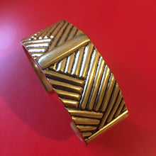 Charger l&#39;image dans la galerie, UNGARO, Bracelet en métal doré style art déco
