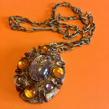 Charger l&#39;image dans la galerie, HENRY, grand collier en métal doré patiné, talosel et cabochons de verre, circa années 50
