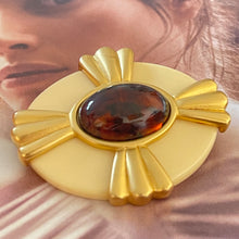 Charger l&#39;image dans la galerie, YSL, broche vintage couture en métal doré, bakélite couleur crème et cabochon résine
