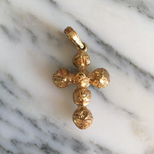 Charger l&#39;image dans la galerie, CHRISTIAN LACROIX, joli pendentif croix vintage couture en métal doré et pierres blanches

