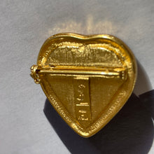 Charger l&#39;image dans la galerie, YSL, Broche cœur en métal doré et résine rouge
