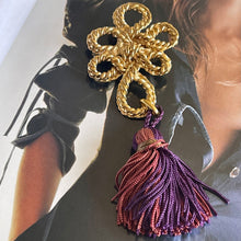Charger l&#39;image dans la galerie, YSL, grande broche / pendentif en métal doré brandebourg avec son rare pompon en passementerie
