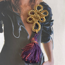 Charger l&#39;image dans la galerie, YSL, grande broche / pendentif en métal doré brandebourg avec son rare pompon en passementerie
