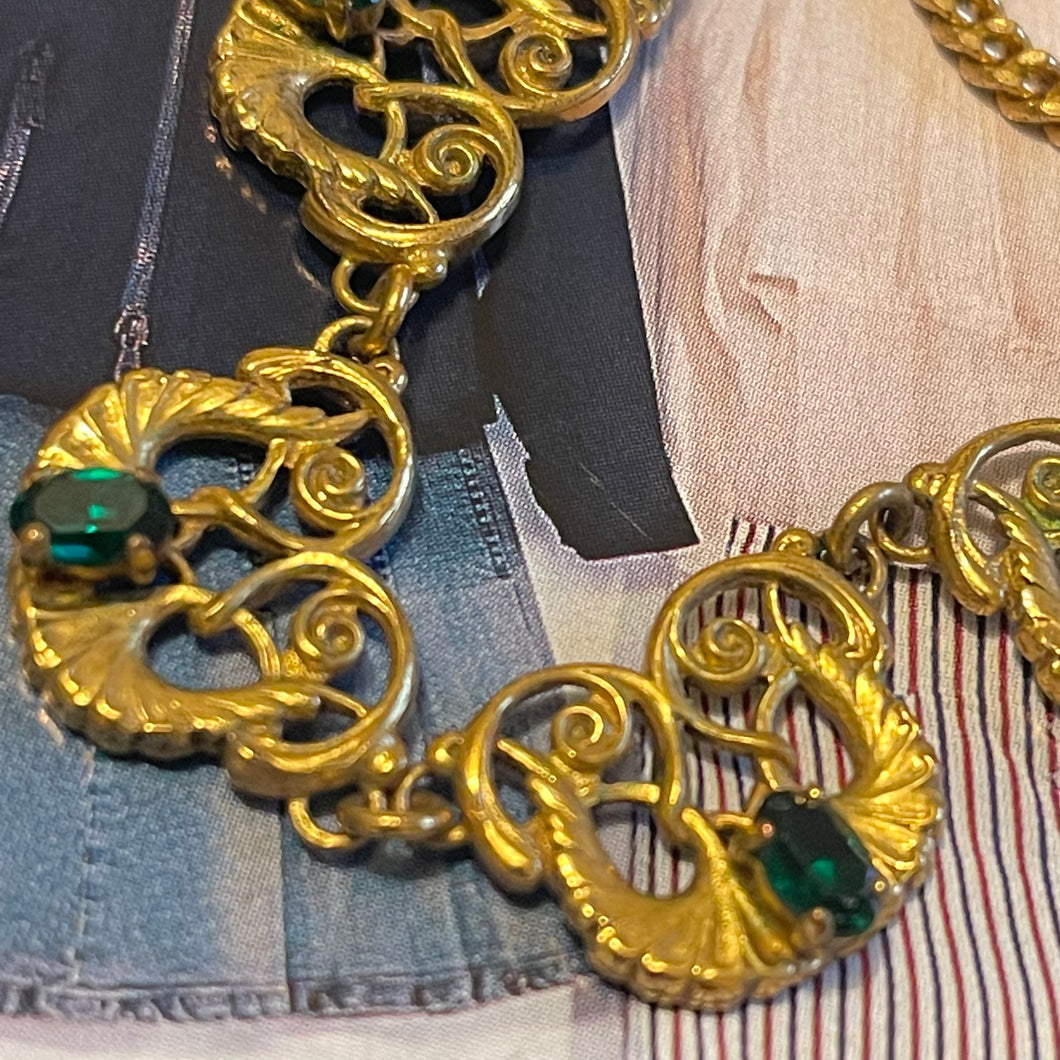 Henry, joli collier en métal doré et pierres vertes, années 50
