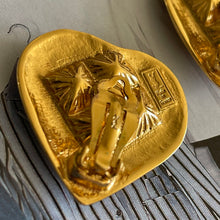Charger l&#39;image dans la galerie, YSL par Goossens, sublimes boucles cœurs en métal doré et pierres bleues
