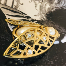 Charger l&#39;image dans la galerie, Christian Dior, grosse broche cigale en métal doré, perles et pierres blanches
