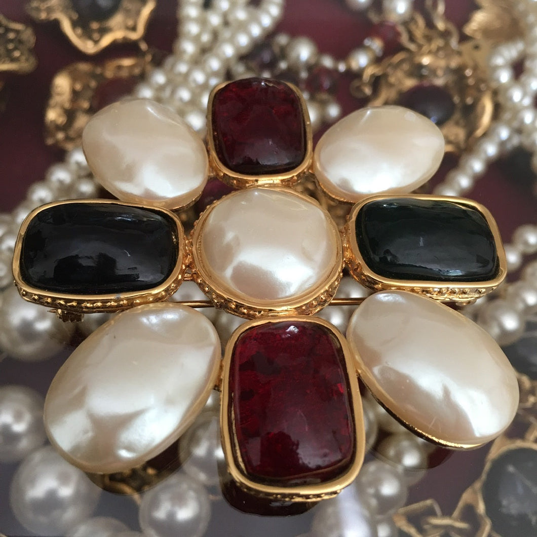 LES BERNARD, grande broche vintage couture, fausses perles et cabochons de résine de couleur