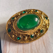 Charger l&#39;image dans la galerie, Belle broche ancienne avec cabochon de verre vert émeraude

