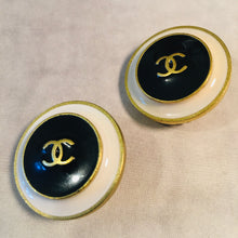 Charger l&#39;image dans la galerie, Chanel, boucles d’oreilles clips vintage en métal doré et émail collection croisière 1995
