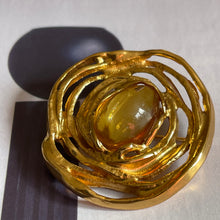 Charger l&#39;image dans la galerie, YSL, très belle broche tourbillon en métal doré et cabochon de résine jaune
