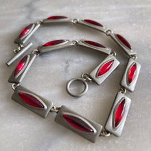 Charger l&#39;image dans la galerie, Jorgen Jensen, collier en étain argenté et cabochons de verre rouge
