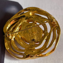 Charger l&#39;image dans la galerie, YSL, très belle broche tourbillon en métal doré et cabochon de résine jaune
