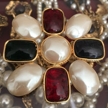 Charger l&#39;image dans la galerie, LES BERNARD, grande broche vintage couture, fausses perles et cabochons de résine de couleur
