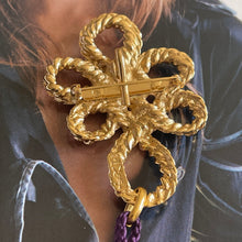 Charger l&#39;image dans la galerie, YSL, grande broche / pendentif en métal doré brandebourg avec son rare pompon en passementerie
