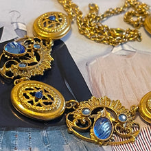 Charger l&#39;image dans la galerie, Henry, collier en métal doré et cabochons de verre bleus, années 50
