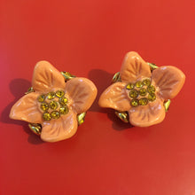 Charger l&#39;image dans la galerie, KALINGER, boucles d&#39;oreilles clips fleurs oranges en résine
