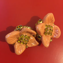Charger l&#39;image dans la galerie, KALINGER, boucles d&#39;oreilles clips fleurs oranges en résine
