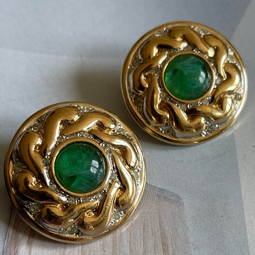 Chloé, jolies boucles clips vintage en métal doré avec cabochons de verre verts