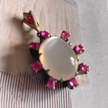 Charger l&#39;image dans la galerie, Joli pendentif ancien en métal argenté avec cabochon opalescent style pierre de lune et pierres roses
