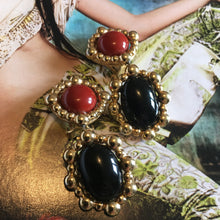 Charger l&#39;image dans la galerie, Grossé, jolies boucles clips pendantes en métal doré et cabochons de verre
