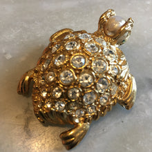 Charger l&#39;image dans la galerie, YSL, broche pendentif tortue en métal doré et pierres blanches
