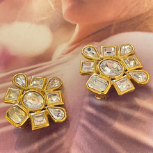 Charger l&#39;image dans la galerie, YSL par GOOSSENS, belles boucles vintage couture en métal doré et pierres blanches
