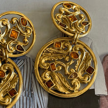 Charger l&#39;image dans la galerie, Yves Saint Laurent, grandes boucles clips pendantes en métal doré ajouré et pierres de couleur
