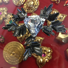 Charger l&#39;image dans la galerie, Christian Lacroix, grosse broche modulable en métal argenté et cristal
