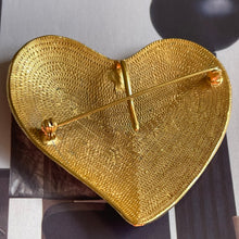 Charger l&#39;image dans la galerie, Yves Saint Laurent, Grosse broche / pendentif coeur en métal doré
