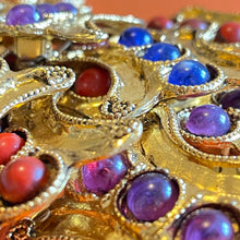 Charger l&#39;image dans la galerie, Kalinger, belles boucles clips vintage couture métal doré et cabochons rouges, bleus ou violets

