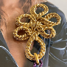 Charger l&#39;image dans la galerie, YSL, grande broche / pendentif en métal doré brandebourg avec son rare pompon en passementerie
