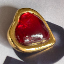 Charger l&#39;image dans la galerie, YSL, Broche cœur en métal doré et résine rouge
