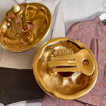 Charger l&#39;image dans la galerie, Chloé, jolies boucles vintage en métal doré et cabochons de verre rose
