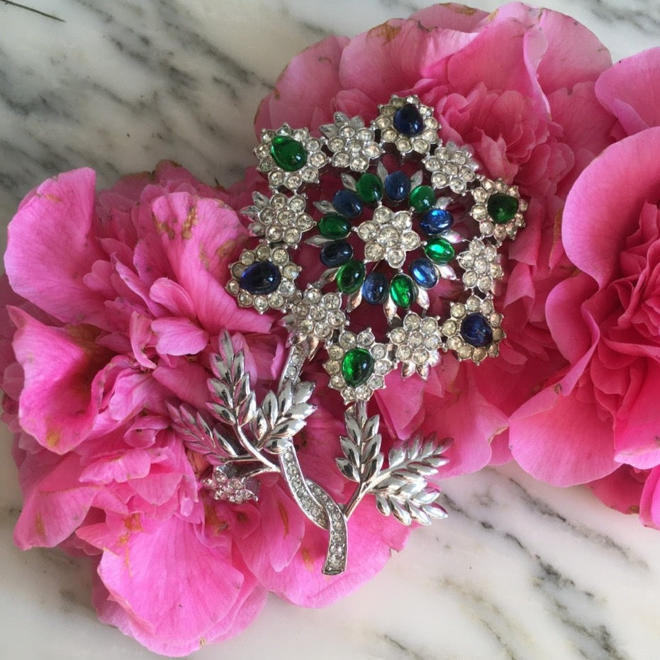 NINA RICCI, spectaculaire broche vintage couture motif fleur cabochons verts et bleus