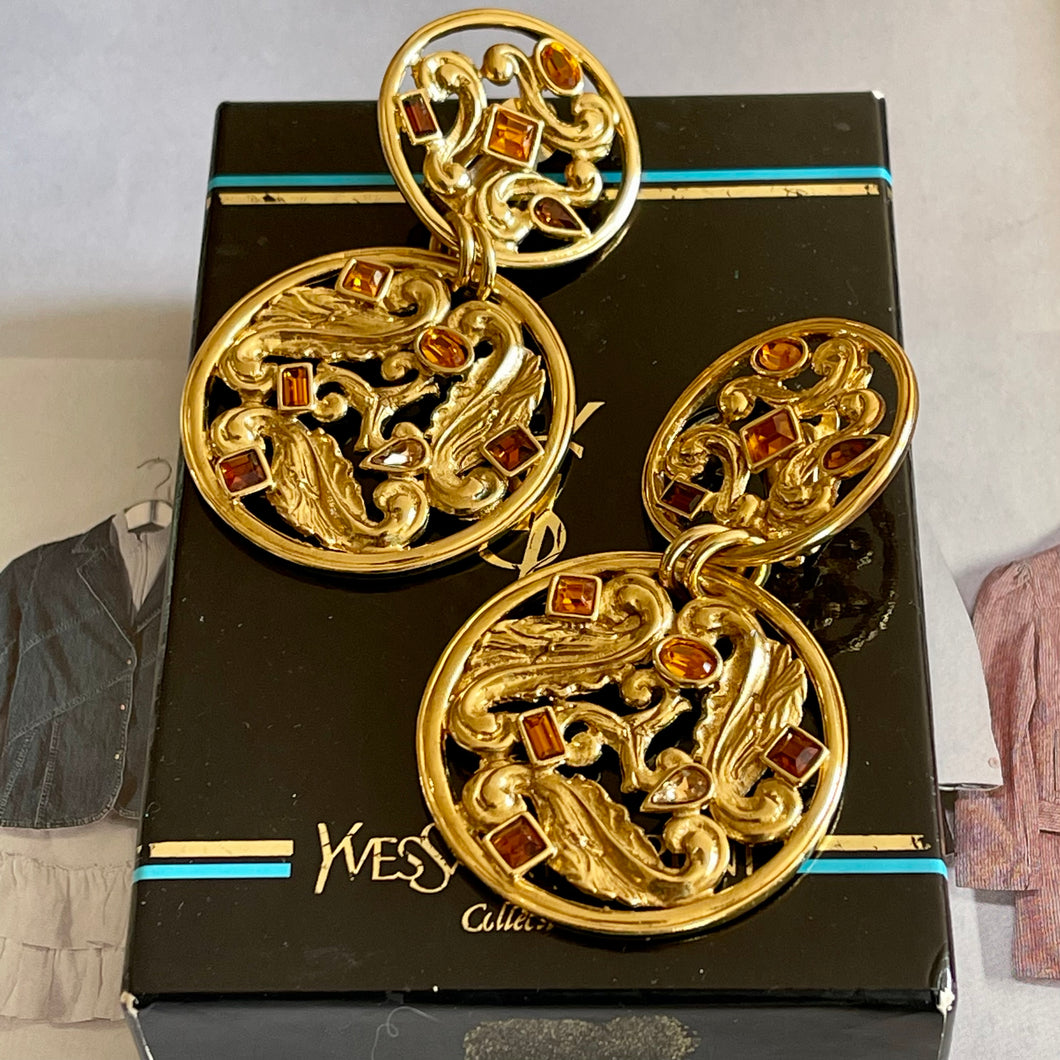 Yves Saint Laurent, grandes boucles clips pendantes en métal doré ajouré et pierres de couleur