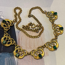 Charger l&#39;image dans la galerie, Henry, joli collier en métal doré et pierres vertes, années 50
