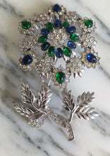 Charger l&#39;image dans la galerie, NINA RICCI, spectaculaire broche vintage couture motif fleur cabochons verts et bleus
